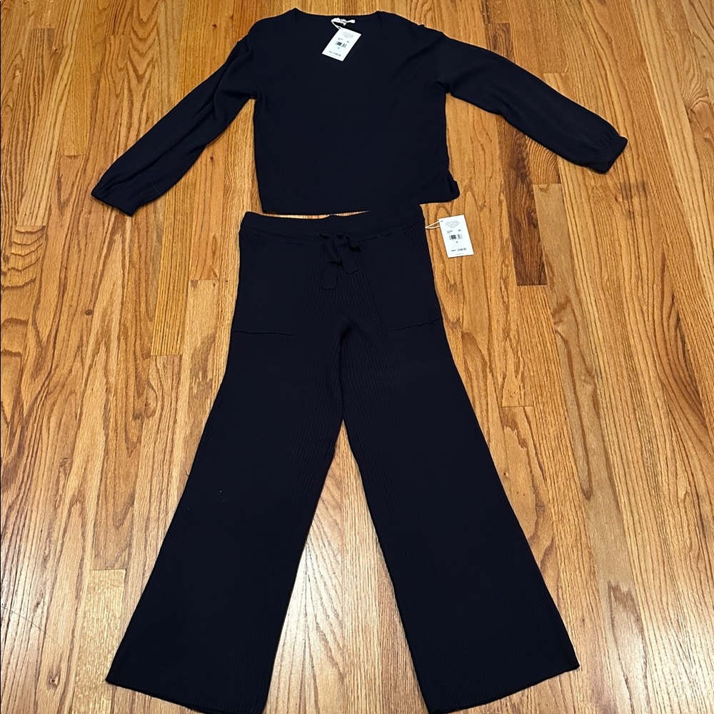 NWT Splendid Navy sweater knit ballon sleeve top and cropped pants Size medium.